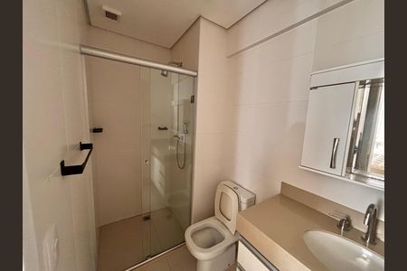 Banheiro suíte  de apartamento para alugar com 1 quarto, 49m² em Alphaville Industrial, Barueri