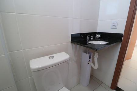 Banheiro Social de apartamento para alugar com 2 quartos, 57m² em Novo Mundo, Uberlândia