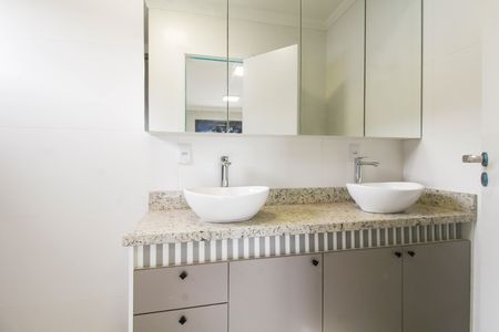 Casa de condomínio para alugar com 200m², 3 quartos e 2 vagas Casa de condomínio para alugar com 200m², 3 quartos e 2 vagasBanheiro da Suíte