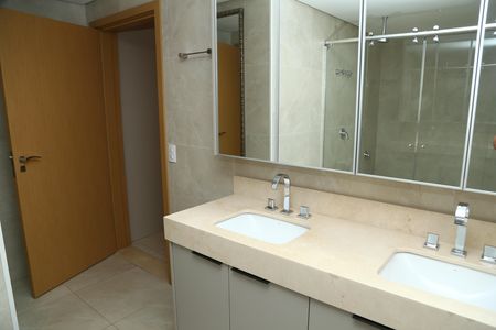 Apartamento à venda com 227m², 4 quartos e 3 vagasBanheiro - Suíte 1