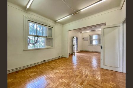 Casa para alugar com 595m², 6 quartos e 3 vagas