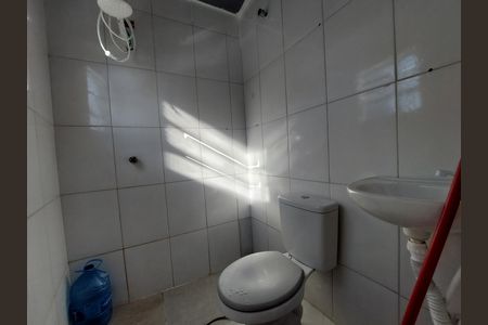 Banheiro de casa para alugar com 2 quartos, 59m² em Vila Ernesto, São Paulo