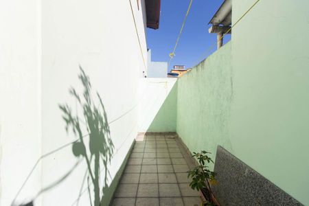 Quintal fundos de casa para alugar com 3 quartos, 140m² em Parque Edu Chaves, São Paulo