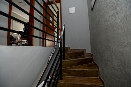 Casa de condomínio para alugar com 102m², 3 quartos e 3 vagas Casa de condomínio para alugar com 102m², 3 quartos e 3 vagasEscada