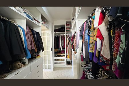Closet da suíte 3 de casa de condomínio para alugar com 5 quartos, 1932m² em Mosela, Petrópolis