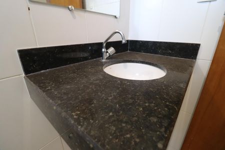 Banheiro do Quarto 2 de apartamento para alugar com 2 quartos, 55m² em Santa Mônica, Uberlândia