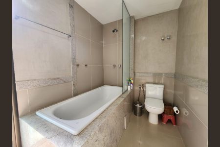 Apartamento para alugar com 154m², 4 quartos e 3 vagas Apartamento para alugar com 154m², 4 quartos e 3 vagasBanheiro da Suíte