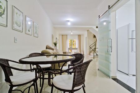 Sala de casa de condomínio para alugar com 3 quartos, 200m² em Vila Romero, São Paulo