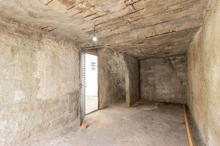 Garagem de casa à venda com 2 quartos, 280m² em Vila Serralheiro, São Paulo