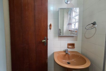 Banheiro de apartamento para alugar com 1 quarto, 46m² em Guilhermina, Praia Grande