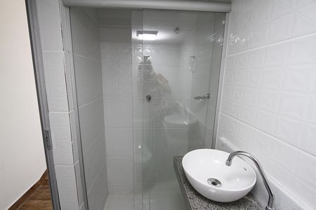 Banheiro de kitnet/studio para alugar com 1 quarto, 30m² em Sagrada Família, Belo Horizonte
