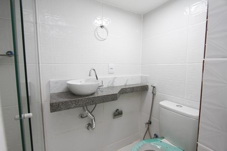 Banheiro de kitnet/studio para alugar com 1 quarto, 30m² em Sagrada Família, Belo Horizonte