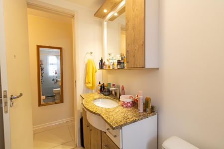 Banheiro de apartamento à venda com 2 quartos, 55m² em Azenha, Porto Alegre