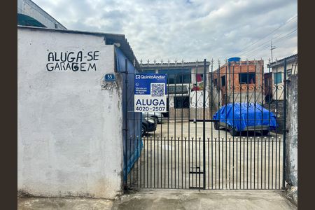 Placa instalada na fachada do imóvel de casa para alugar com 3 quartos, 90m² em Jardim Valeria, Guarulhos