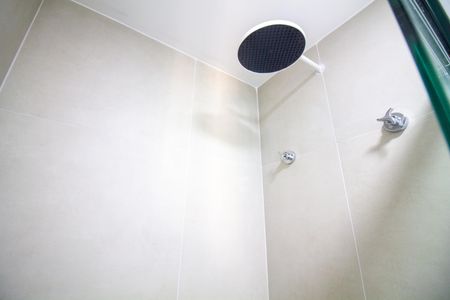 Banheiro de kitnet/studio para alugar com 1 quarto, 26m² em Santo Amaro, São Paulo