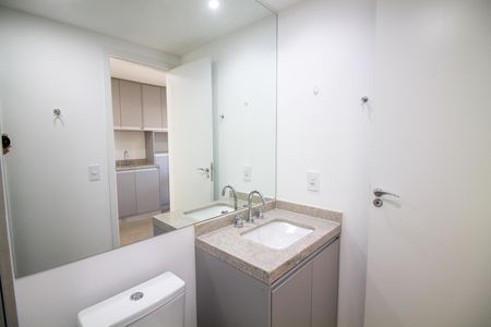 Banheiro de kitnet/studio para alugar com 1 quarto, 26m² em Santo Amaro, São Paulo