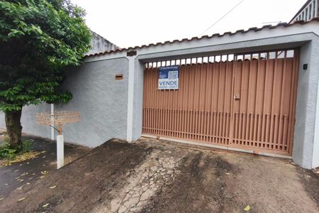 Casa à venda com 210m², 3 quartos e 2 vagasFachada