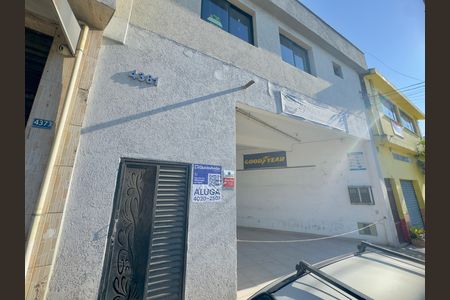Placa instalada na fachada do imóvel  de casa para alugar com 1 quarto, 35m² em Jardim das Oliveiras 2, Guarulhos