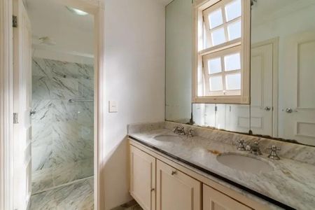 Banheiro de casa de condomínio para alugar com 5 quartos, 375m² em Morada dos Pinheiros (Aldeia da Serra), Barueri