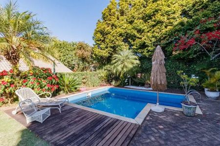 Casa de condomínio à venda com 375m², 5 quartos e 4 vagas