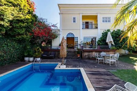 Casa de condomínio à venda com 375m², 5 quartos e 4 vagas Casa de condomínio à venda com 375m², 5 quartos e 4 vagasÁrea externa