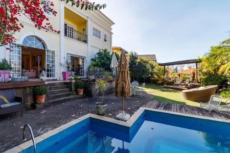 Casa de condomínio à venda com 375m², 5 quartos e 4 vagas Casa de condomínio à venda com 375m², 5 quartos e 4 vagasÁrea externa