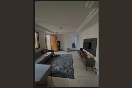 Casa à venda com 6 quartos, 125m² em Vila Carmosina, São Paulo