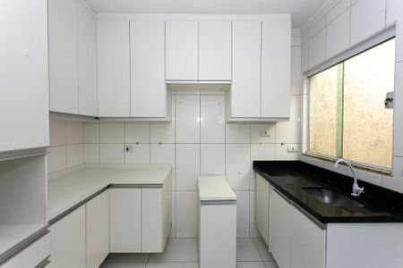 Cozinha de casa de condomínio para alugar com 2 quartos, 67m² em Chácara Seis de Outubro, São Paulo