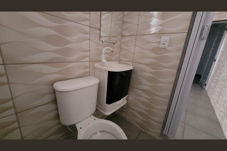 Banheiro de kitnet/studio para alugar com 1 quarto, 42m² em Jardim Aracare, Itaquaquecetuba