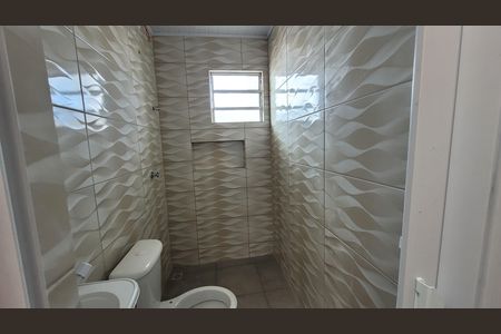 Banheiro de kitnet/studio para alugar com 1 quarto, 42m² em Jardim Aracare, Itaquaquecetuba