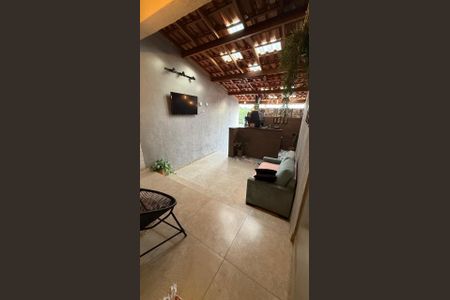 Área externa de casa à venda com 2 quartos, 90m² em Vila Carmosina, São Paulo