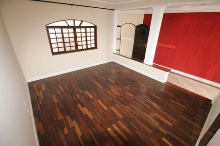 Casa para alugar com 228m², 3 quartos e 2 vagasSala