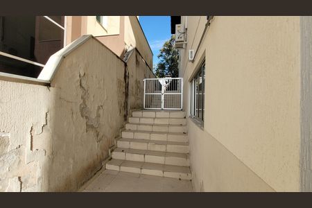 Escadas acesso de casa de condomínio para alugar com 4 quartos, 310m² em Aruã, Itaquaquecetuba