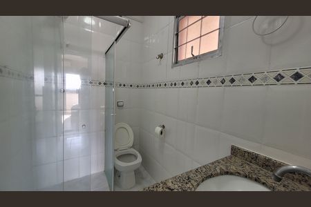 Banheiro - Suite 01 de casa de condomínio para alugar com 4 quartos, 310m² em Aruã, Itaquaquecetuba