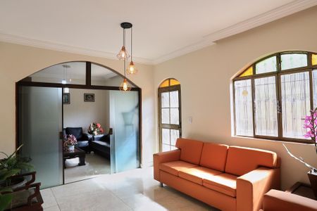 Casa para alugar com 3 quartos, 270m² em Santa Tereza, Belo Horizonte
