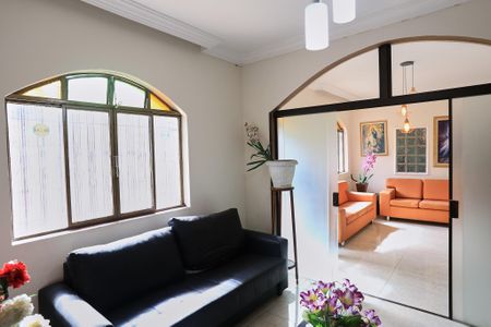 Sala de TV de casa para alugar com 3 quartos, 270m² em Santa Tereza, Belo Horizonte