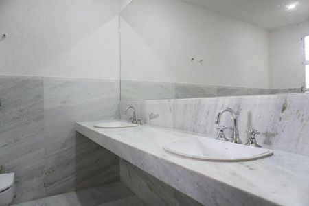 Casa para alugar com 400m², 5 quartos e 4 vagasBanheiro da Suíte 