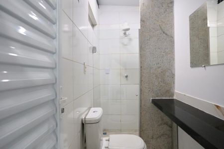 Banheiro de kitnet/studio para alugar com 1 quarto, 39m² em Mangabeiras, Belo Horizonte