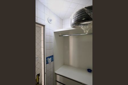 Closet do quarto de kitnet/studio para alugar com 1 quarto, 40m² em Mangabeiras, Belo Horizonte