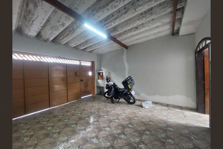 Garagem de casa para alugar com 2 quartos, 180m² em Jardim Itapura, São Paulo