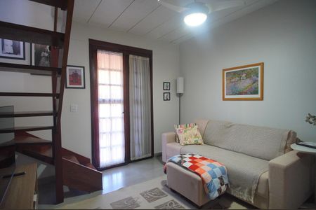Sala de casa de condomínio à venda com 2 quartos, 44m² em Vicentina, São Leopoldo