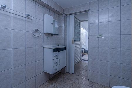 banheiro social_4 de casa para alugar com 3 quartos, 150m² em Vila Gumercindo, São Paulo