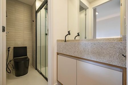 Banheiro de apartamento para alugar com 1 quarto, 28m² em Pinheiros, São Paulo