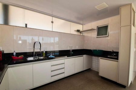 Apartamento para alugar com 180m², 3 quartos e 2 vagas