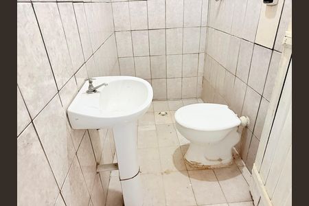 Casa para alugar com 70m², 2 quartos e 1 vaga Casa para alugar com 70m², 2 quartos e 1 vagaBanheiro social
