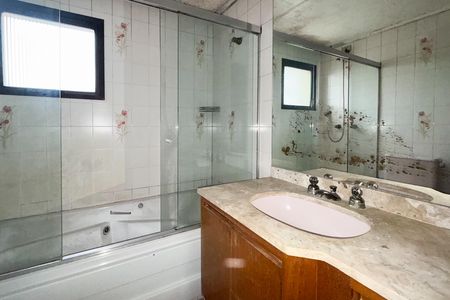 Apartamento à venda com 133m², 3 quartos e 2 vagas Apartamento à venda com 133m², 3 quartos e 2 vagasBanheiro da suíte