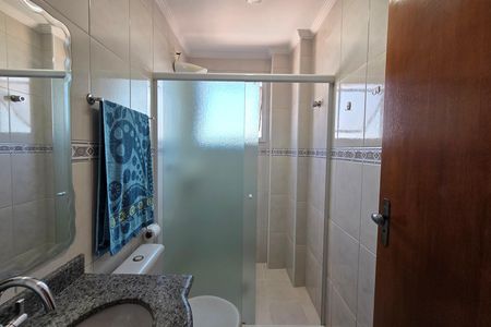 Banheiro de apartamento para alugar com 2 quartos, 85m² em Vila Tupi, Praia Grande