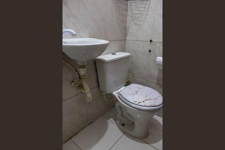 Banheiro de casa para alugar com 2 quartos, 50m² em Santa Maria, Osasco
