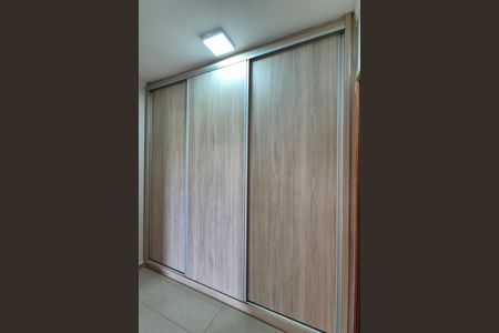Casa de condomínio para alugar com 350m², 4 quartos e 6 vagas Casa de condomínio para alugar com 350m², 4 quartos e 6 vagasArmários Corredor