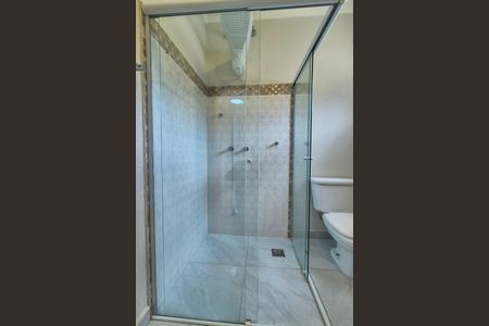 Casa de condomínio para alugar com 350m², 4 quartos e 6 vagas Casa de condomínio para alugar com 350m², 4 quartos e 6 vagasBanheiro da Suíte